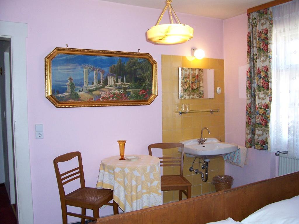 Hotel Krone Goessweinstein Quarto foto