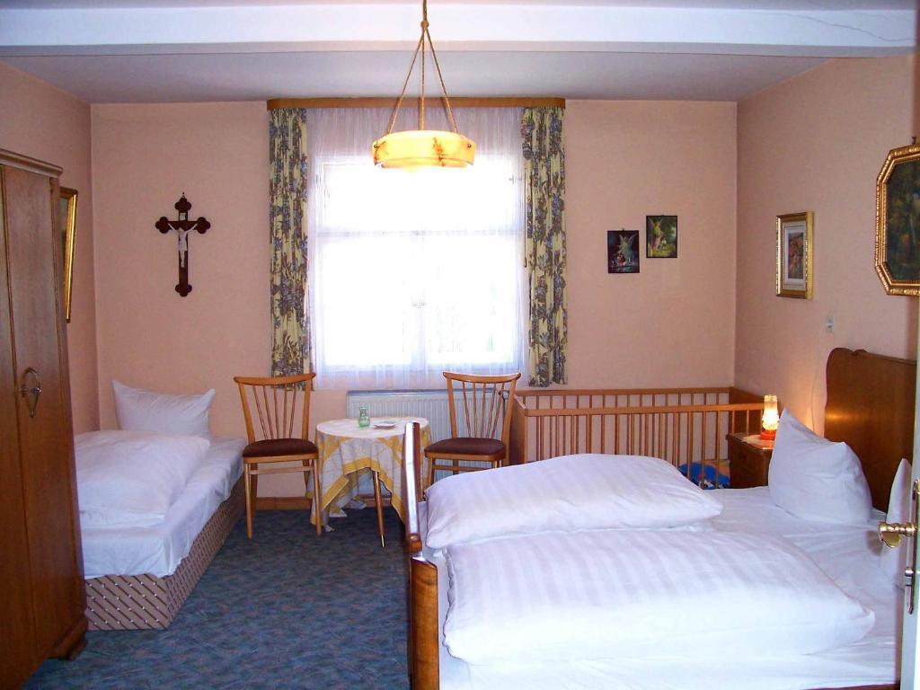 Hotel Krone Goessweinstein Quarto foto