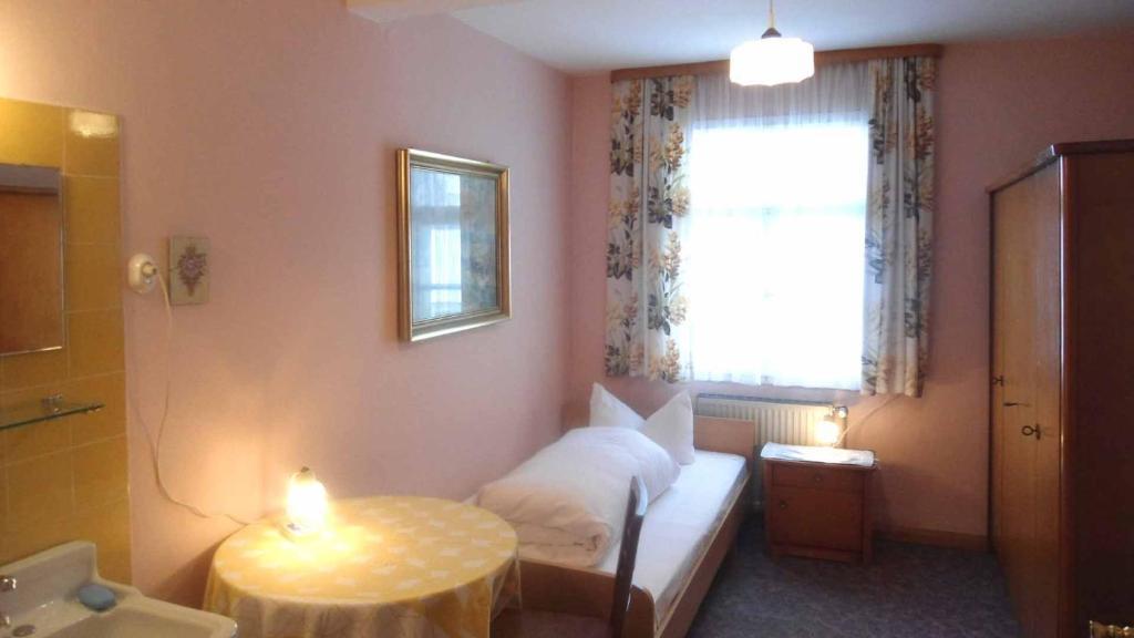 Hotel Krone Goessweinstein Quarto foto