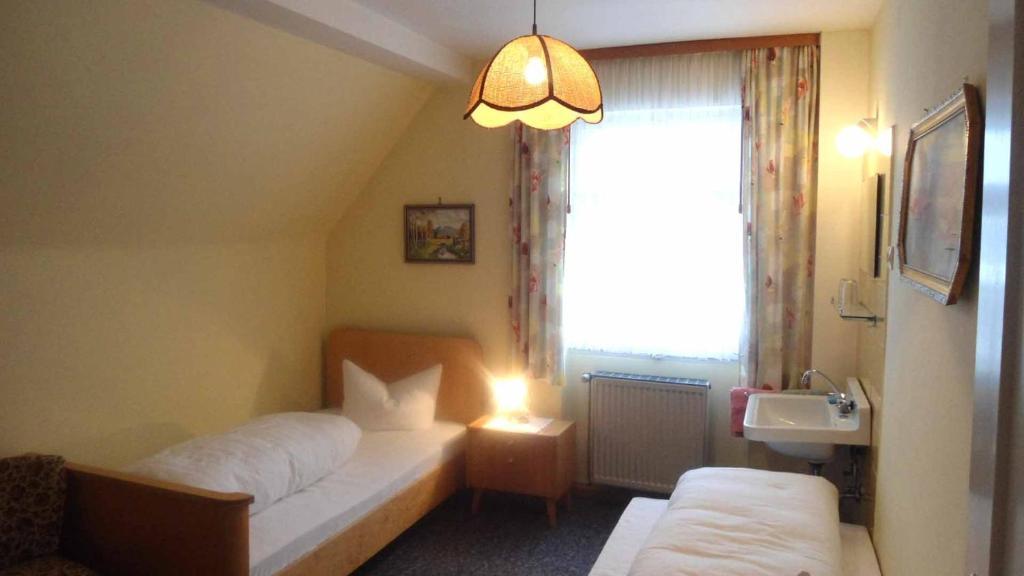Hotel Krone Goessweinstein Quarto foto