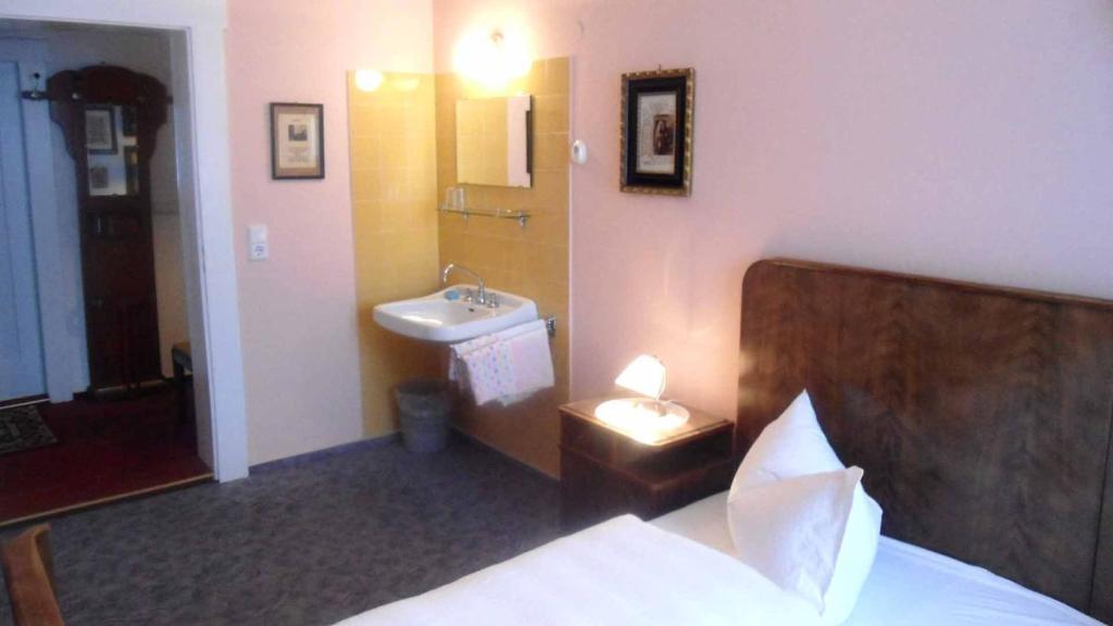 Hotel Krone Goessweinstein Quarto foto